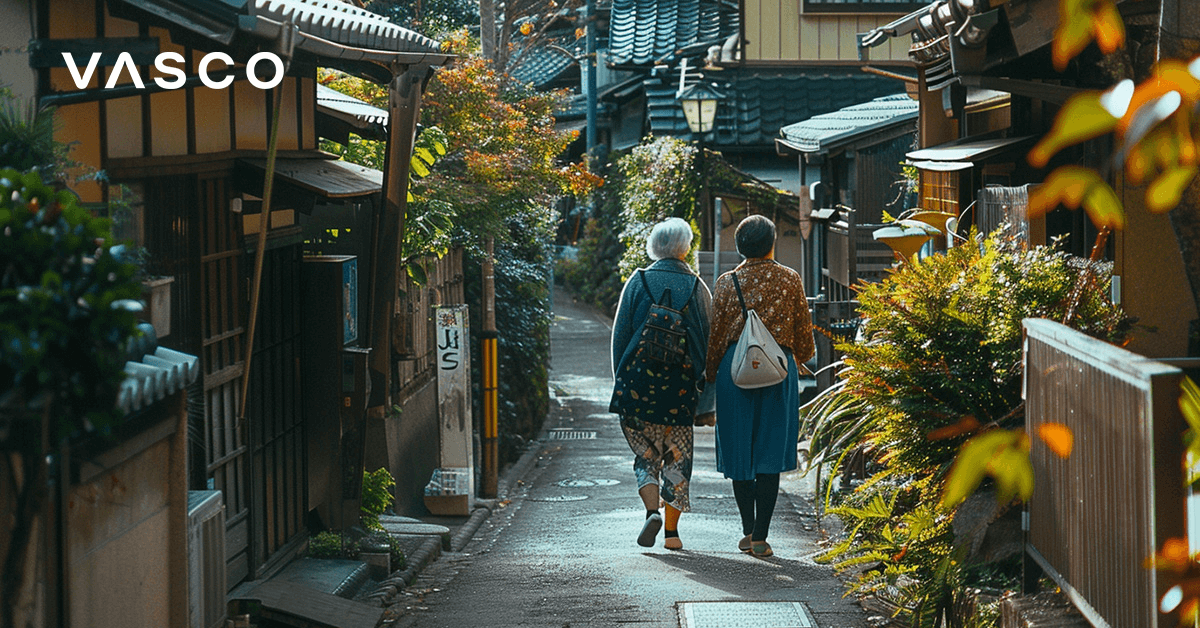 Dvije starije žene šetaju japanskom ulicom.