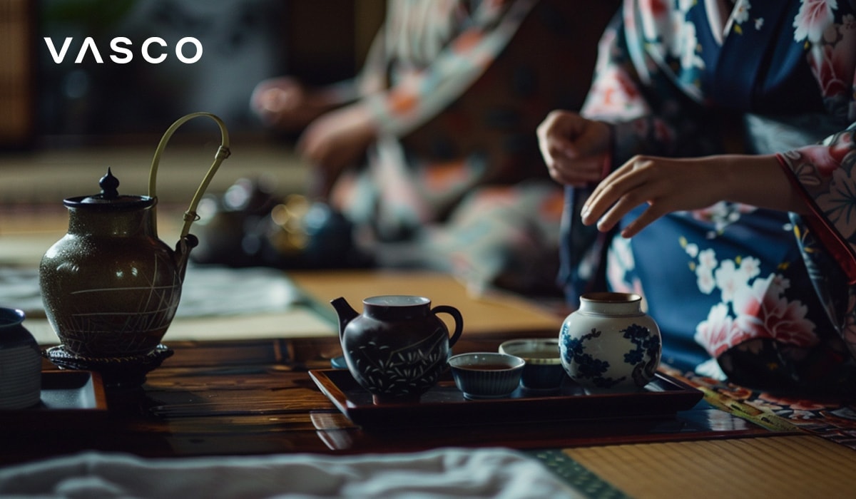 Tradicionalna japanska ceremonija čaja, sa sudionicima u kimonima koji pripremaju čaj.