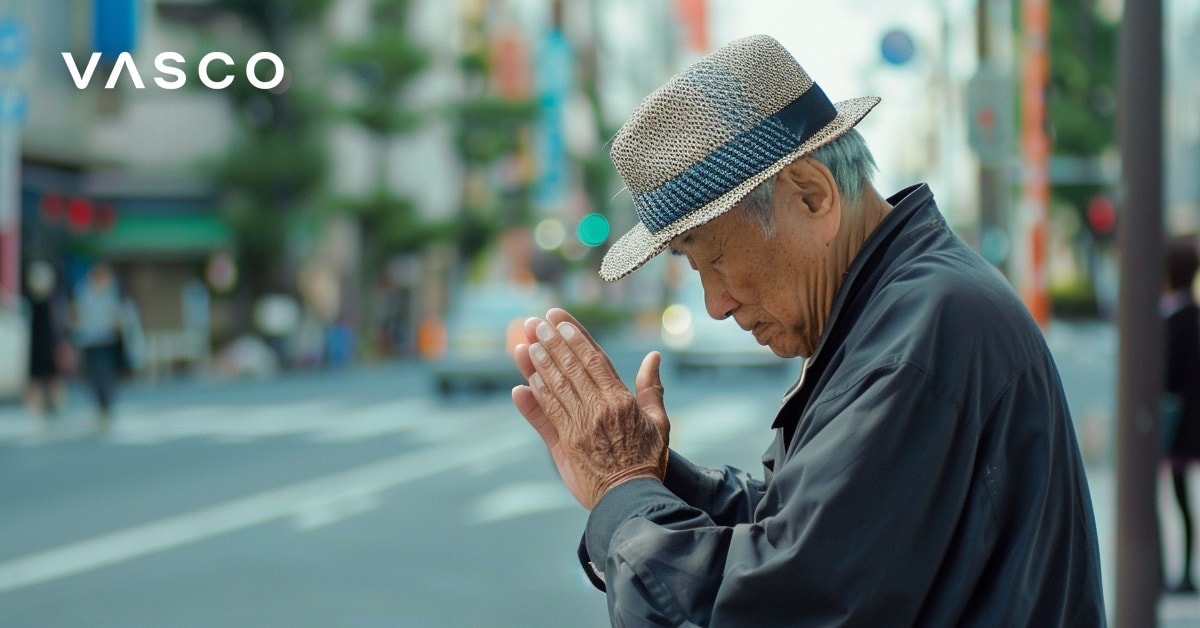 Stariji muškarac koji se klanja sklopljenih ruku, predstavljajući kako se kaže pozdrav na japanskom.