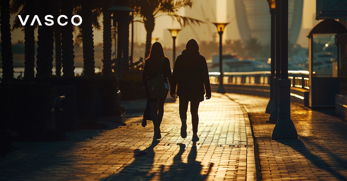 Par šeta šetnicom Dubai Marina u zalazak sunca