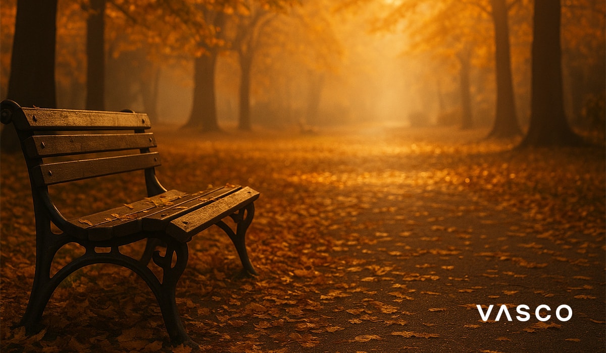 Jesenska klupa u parku okruÅ¾ena zlatnim liÅ¡Äem u mekom jutarnjem svjetlu