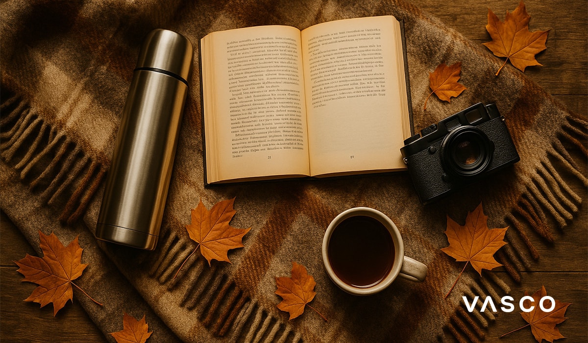 Ugodna jesenska ravna staza s knjigom, kamerom, termosicom i šalicom čaja