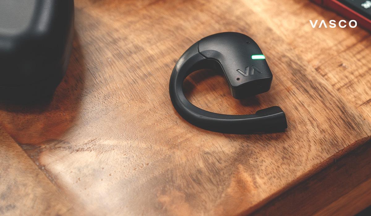 Krupni plan Vasco prevoditeljskih slušalica na drvenom stolu s LED indikatorom