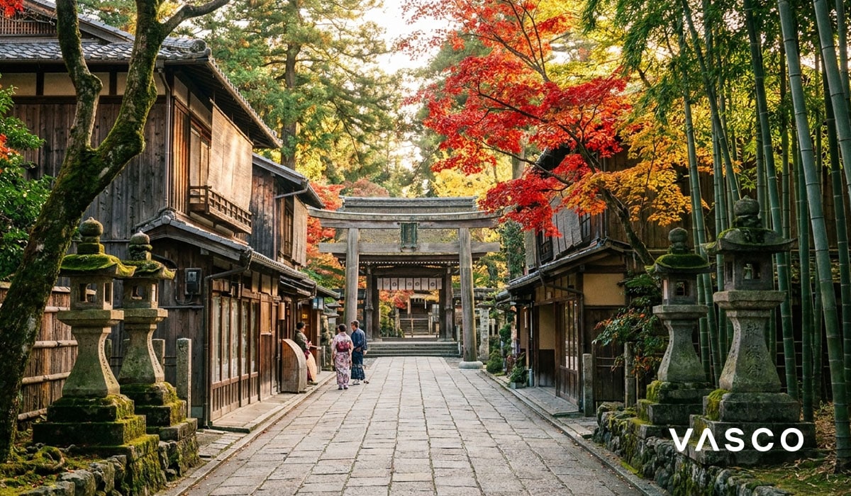 Tradicionalna japanska ulica s torii vratima i javorima u jesenskim bojama