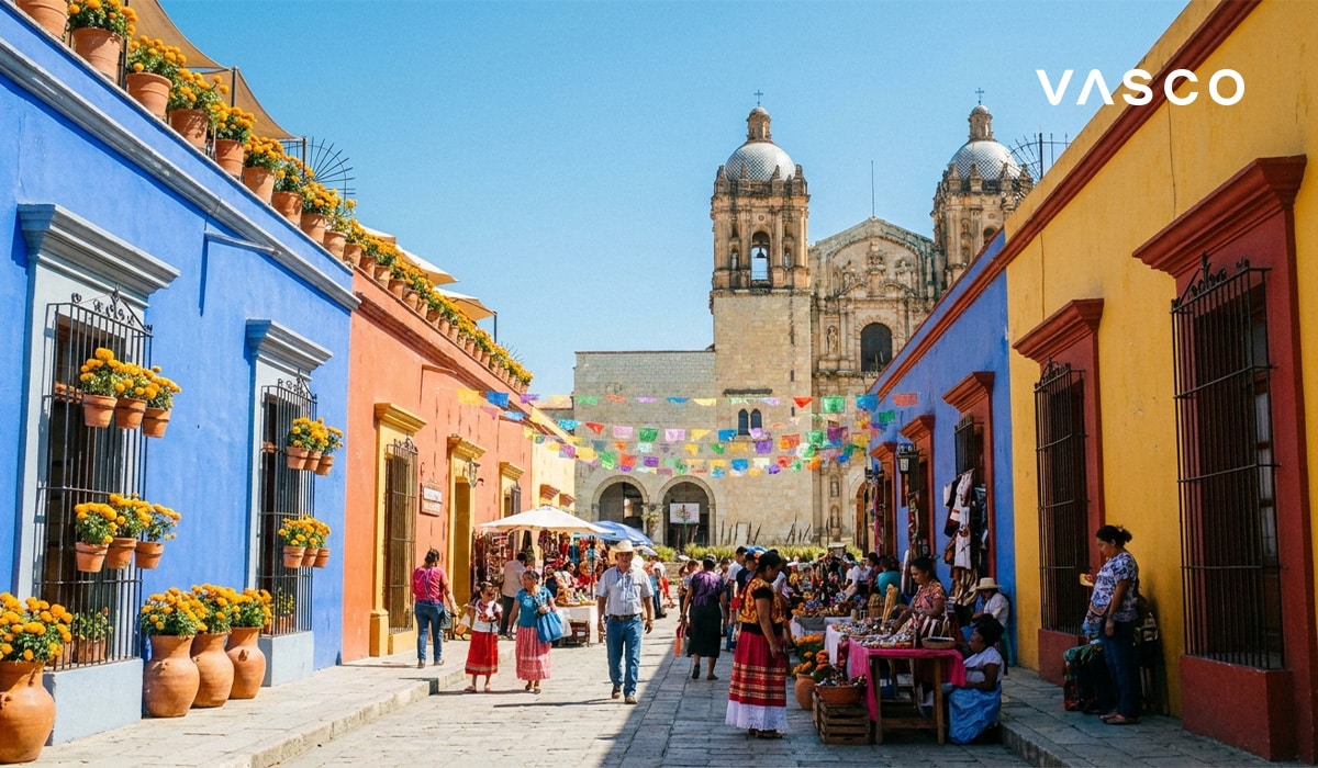 Šarena kolonijalna ulica u Oaxaci s lokalnom tržnicom i prolaznicima