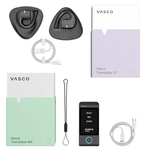 M4 E1 set Vasco Translator E1 set s dvije bežične slušalice za prevođenje, kabelom za punjenje, vodičem, torbicom i pakiranjem, izložen pored kutije Vasco Translatora M4 s vrpcom za nošenje i kabelom.