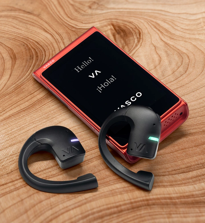 Čovjek klikom na postavke prijevodnih slušalica u Vasco V4 uređaju