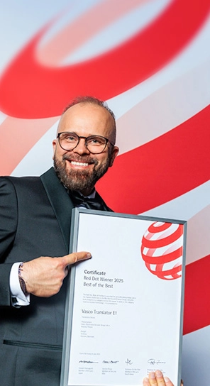 Izvršni direktor tvrtke Vasco Electronics drži nagradu Red Dot i predstavlja nagrađivane uređaje.